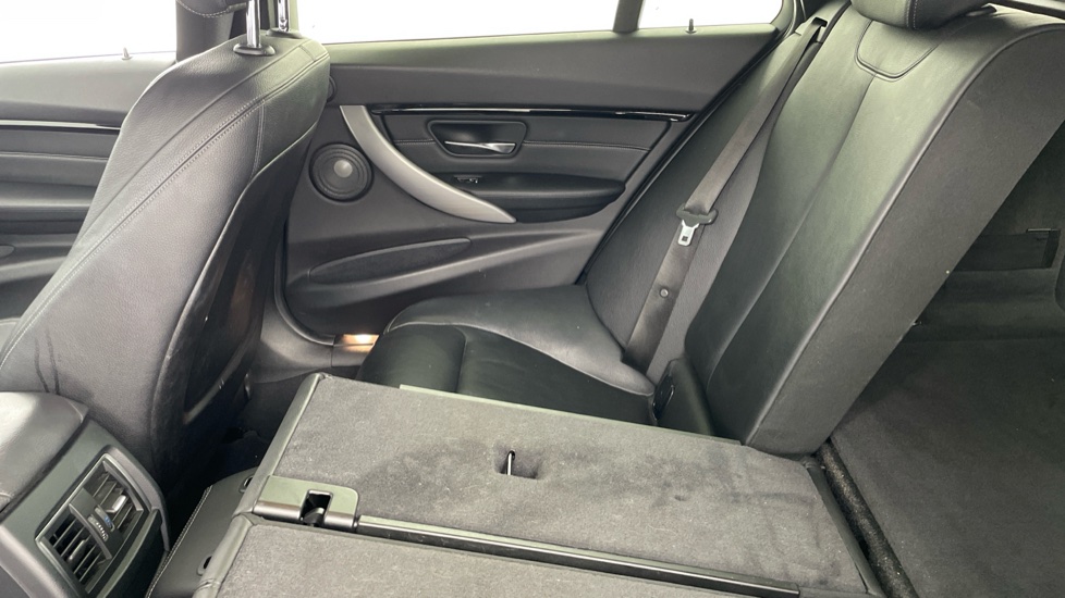 BMW 3 Series 320d xDrive M Sport 5dr Step Auto Diesel Estate - Image 38