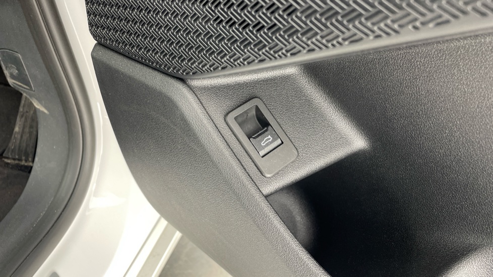 BMW 2 Series 220i MHT Luxury 5dr DCT Petrol Hatchback - Image 44