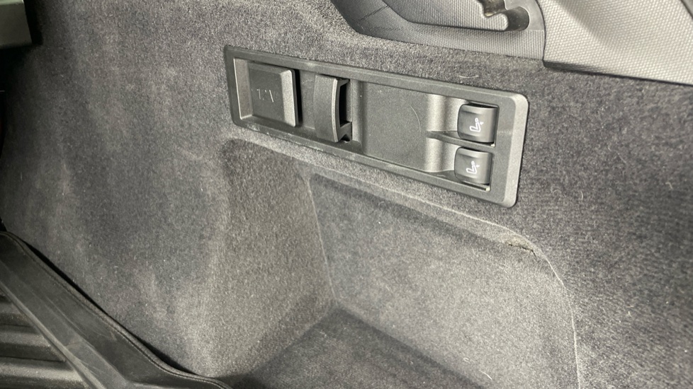 BMW 3 Series 330e xDrive M Sport 5dr Step Auto Estate - Image 41