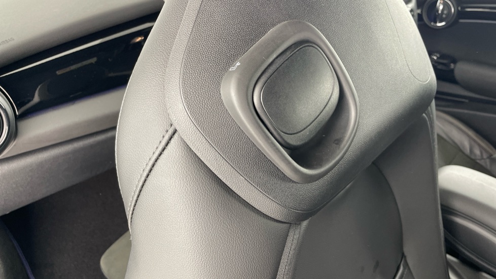 MINI Hatchback 1.5 Cooper Sport 3dr [Comfort Pack] Petrol Hatchback - Image 32