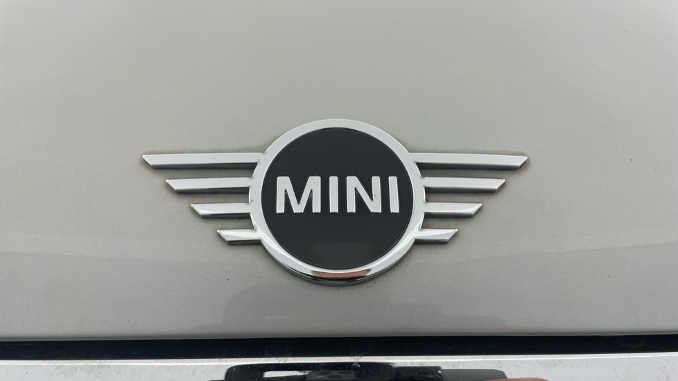 MINI Clubman 1.5 Cooper Classic 6dr Petrol Estate - Image 24