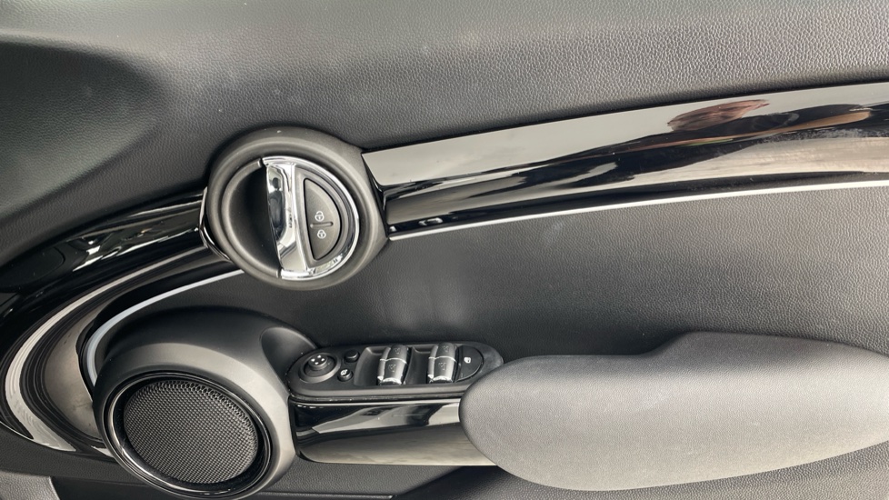 MINI Hatchback 1.5 Cooper Classic Premium 5dr Auto Petrol Hatchback - Image 44
