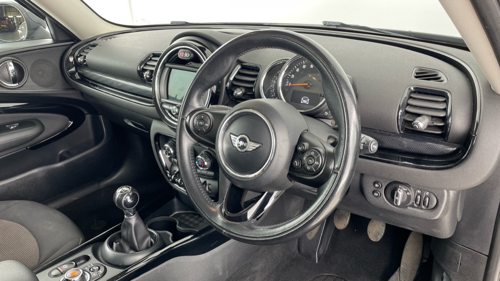 MINI Clubman 1.5 Cooper Black Pack 6dr Petrol Estate - Image 6