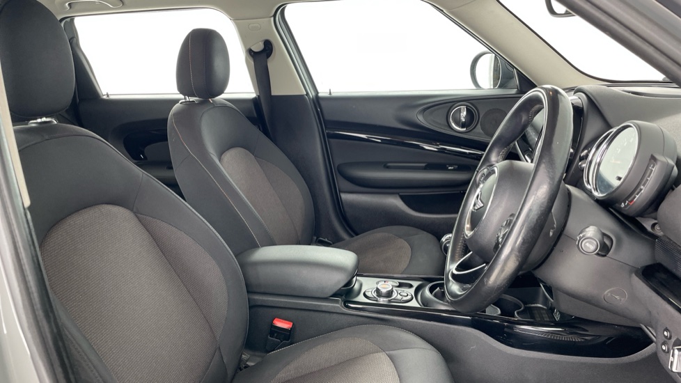 MINI Clubman 1.5 Cooper Black Pack 6dr Petrol Estate - Image 11