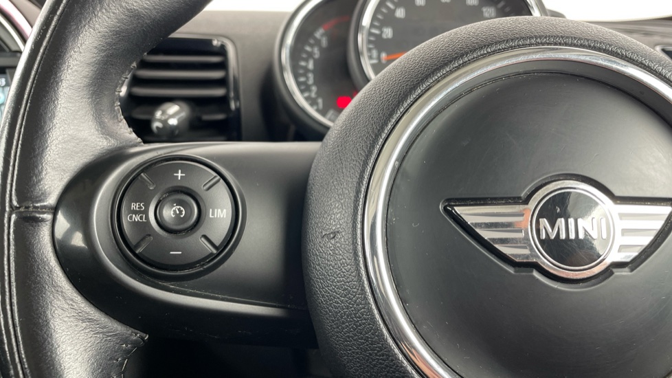 MINI Clubman 1.5 Cooper Black Pack 6dr Petrol Estate - Image 17