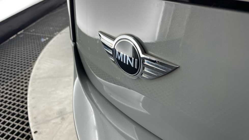 MINI Clubman 1.5 Cooper Black Pack 6dr Petrol Estate - Image 39