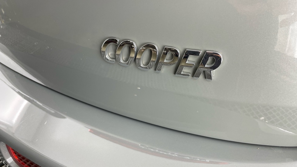 MINI Clubman 1.5 Cooper Black Pack 6dr Petrol Estate - Image 40
