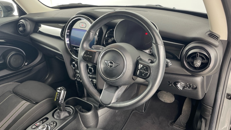 MINI Hatchback 135kW Cooper S Level 1 33kWh 3dr Auto Electric Hatchback - Image 6