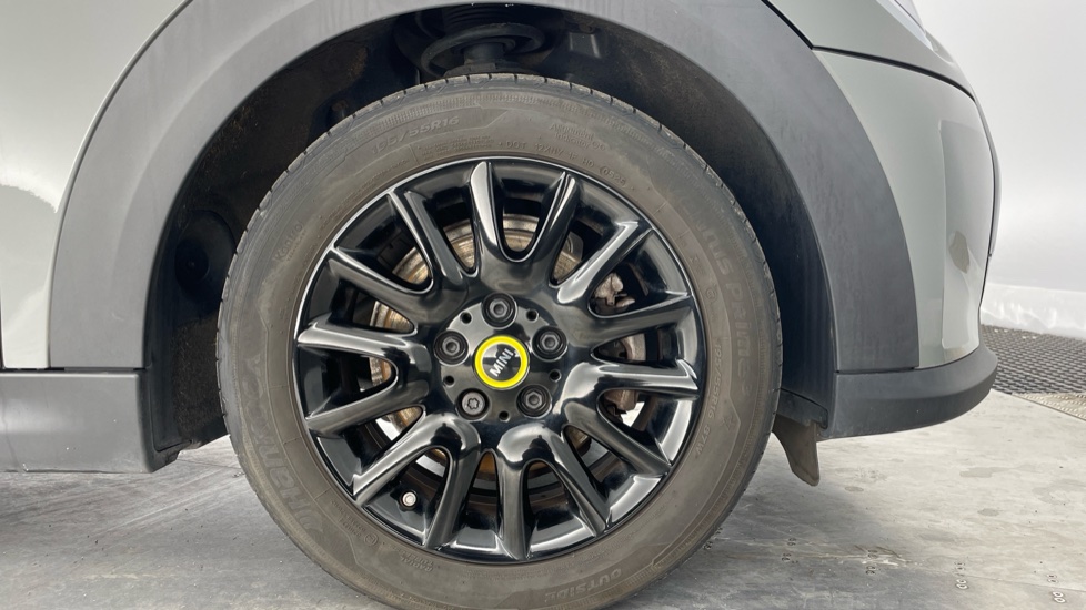 MINI Hatchback 135kW Cooper S Level 1 33kWh 3dr Auto Electric Hatchback - Image 14