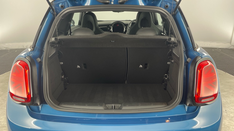 MINI Hatchback 1.5 Cooper Sport 3dr Auto [Comfort/Nav Pack] Petrol Hatchback - Image 13