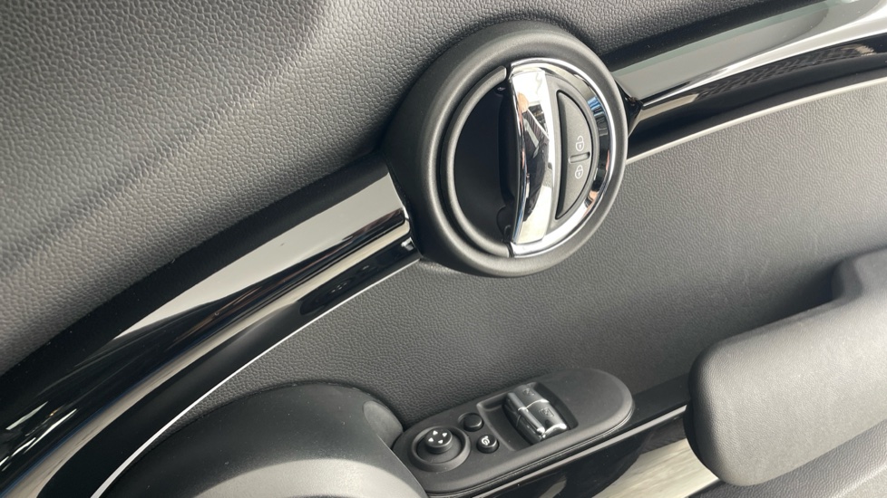 MINI Hatchback 1.5 Cooper Sport 3dr Auto [Comfort/Nav Pack] Petrol Hatchback - Image 20