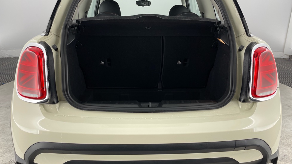 MINI Hatchback 1.5 Cooper Classic 3dr Auto [Comfort/Nav Pack] Petrol Hatchback - Image 13