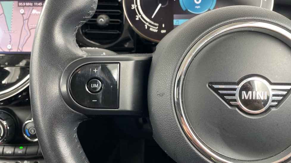 MINI Hatchback 1.5 Cooper Classic 3dr Auto [Comfort/Nav Pack] Petrol Hatchback - Image 17