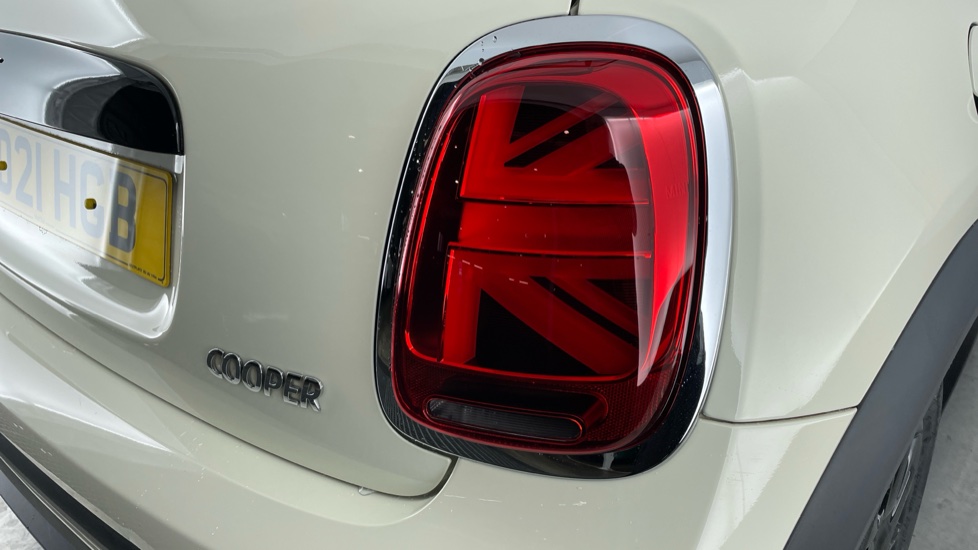 MINI Hatchback 1.5 Cooper Classic 3dr Auto [Comfort/Nav Pack] Petrol Hatchback - Image 22