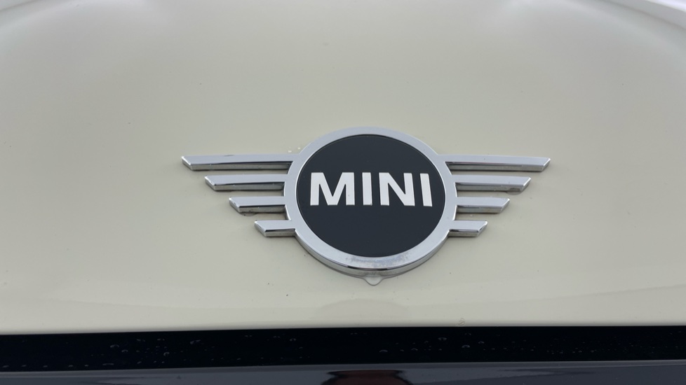 MINI Hatchback 1.5 Cooper Classic 3dr Auto [Comfort/Nav Pack] Petrol Hatchback - Image 24