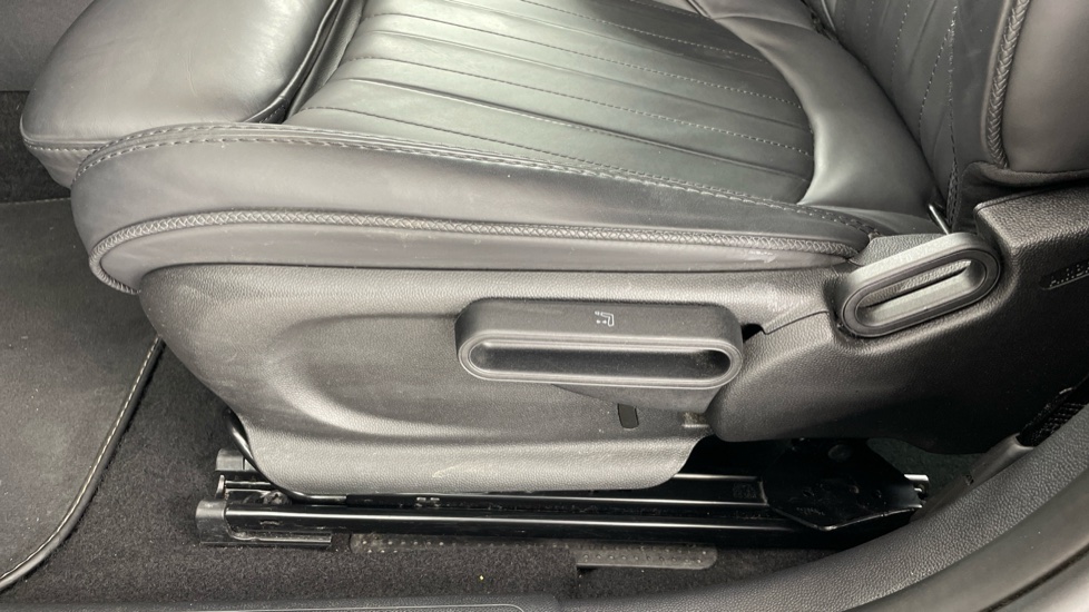 MINI Clubman 1.5 Cooper Exclusive 6dr Petrol Estate - Image 27