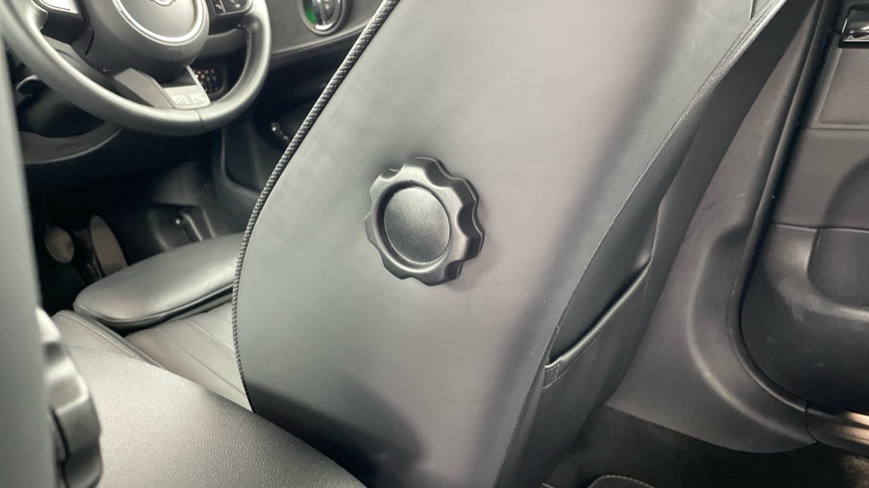 MINI Clubman 1.5 Cooper Exclusive 6dr Petrol Estate - Image 35