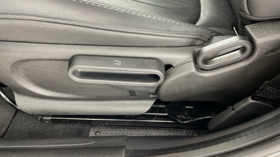 MINI Hatchback 1.5 Cooper Exclusive II 5dr Petrol Hatchback - Image 27