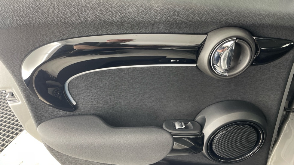 MINI Hatchback 1.5 Cooper Classic Premium 5dr Auto Petrol Hatchback - Image 30