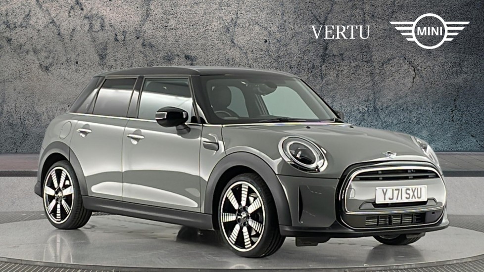 MINI Hatchback 1.5 Cooper Exclusive 5dr Auto [Comfort/Nav Pack] Petrol Hatchback - Image 1