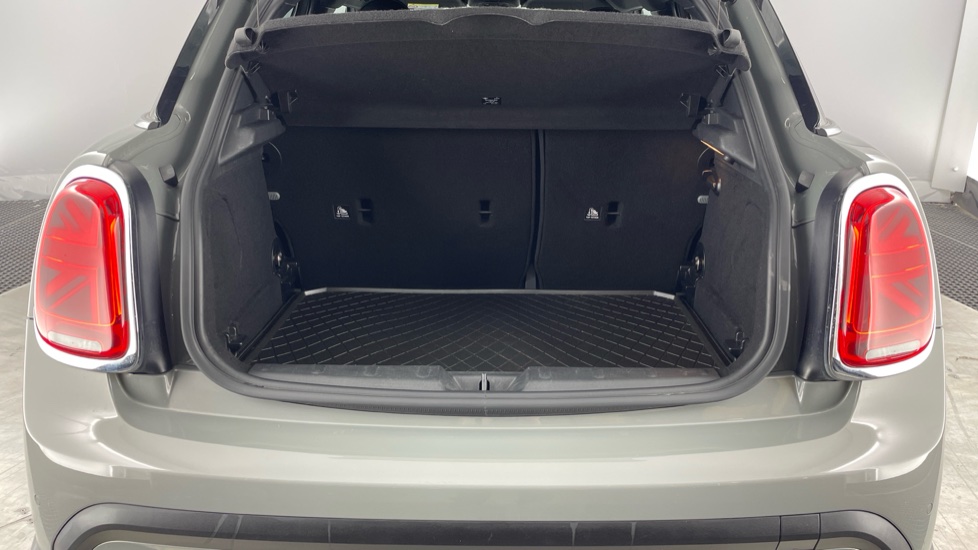 MINI Hatchback 1.5 Cooper Exclusive 5dr Auto [Comfort/Nav Pack] Petrol Hatchback - Image 13