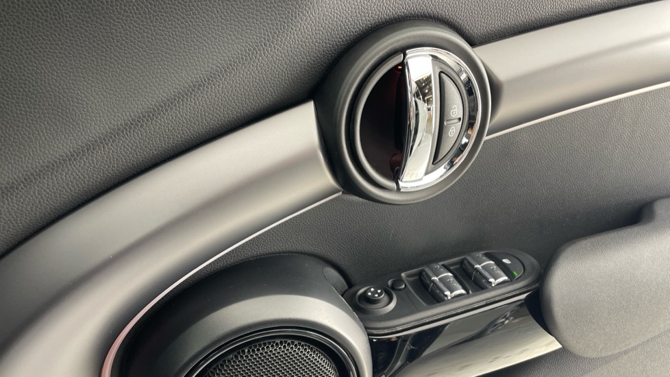 MINI Hatchback 1.5 Cooper Exclusive 5dr Auto [Comfort/Nav Pack] Petrol Hatchback - Image 20
