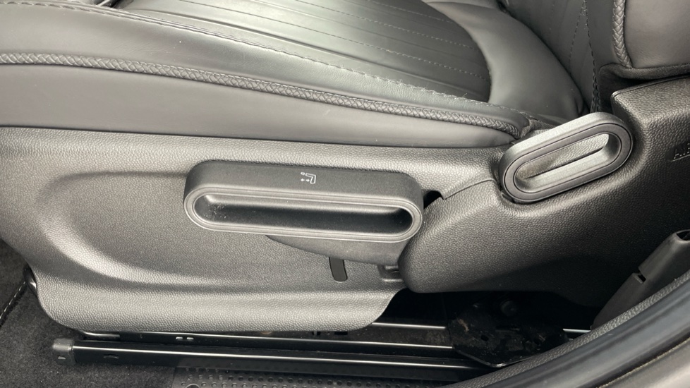MINI Hatchback 1.5 Cooper Exclusive 5dr Auto [Comfort/Nav Pack] Petrol Hatchback - Image 27