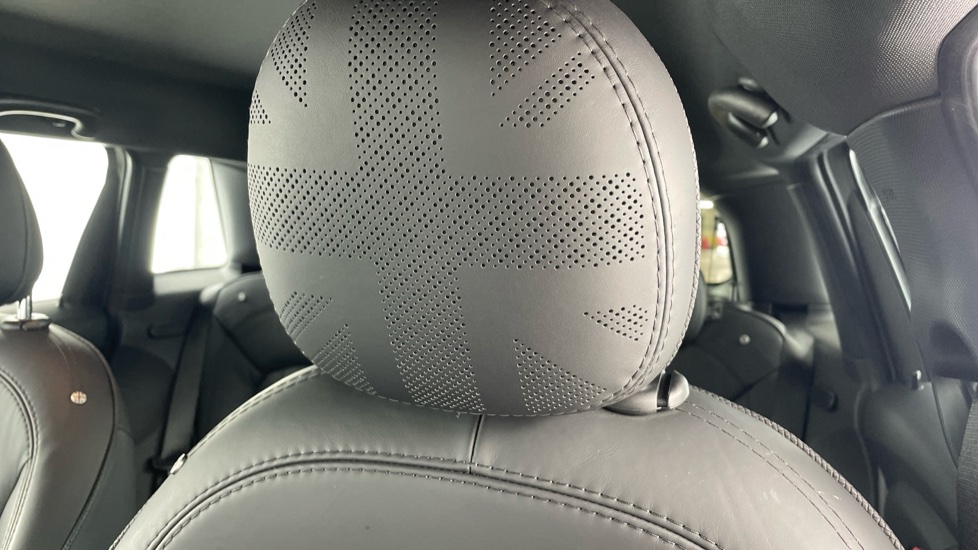 MINI Hatchback 1.5 Cooper Exclusive 5dr Auto [Comfort/Nav Pack] Petrol Hatchback - Image 30