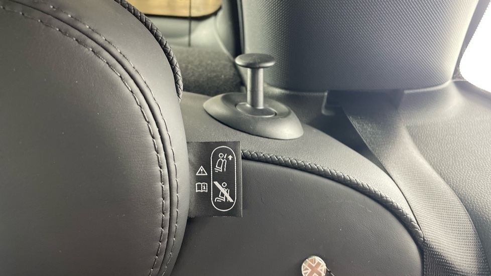MINI Hatchback 1.5 Cooper Exclusive 5dr Auto [Comfort/Nav Pack] Petrol Hatchback - Image 37