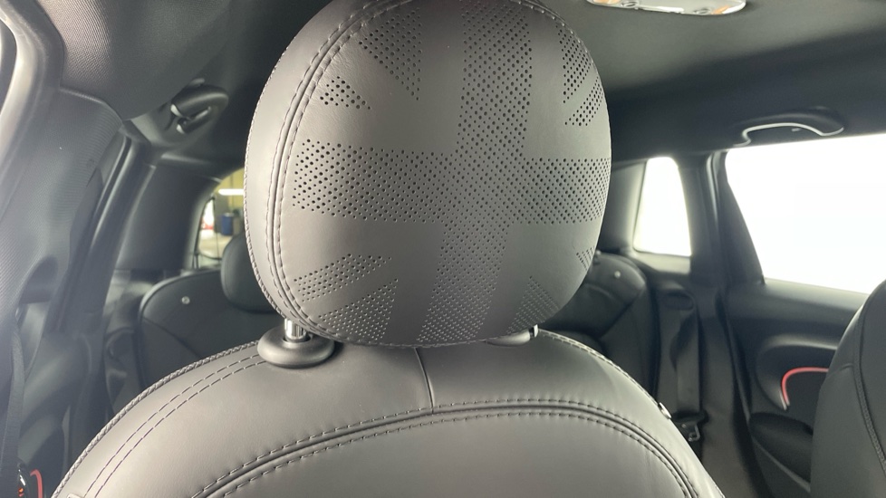 MINI Hatchback 1.5 Cooper Exclusive 5dr Auto [Comfort/Nav Pack] Petrol Hatchback - Image 54