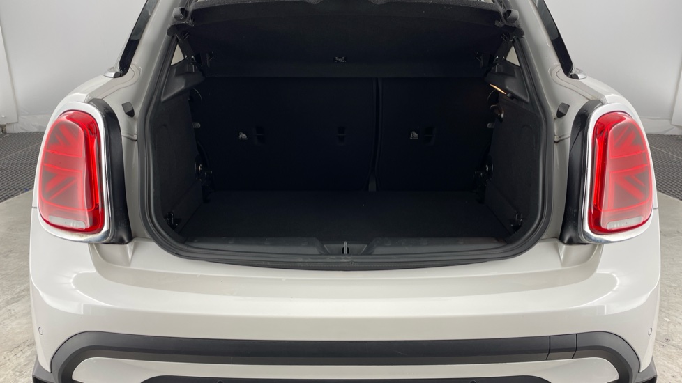 MINI Hatchback 1.5 Cooper Classic Premium 5dr Petrol Hatchback - Image 13