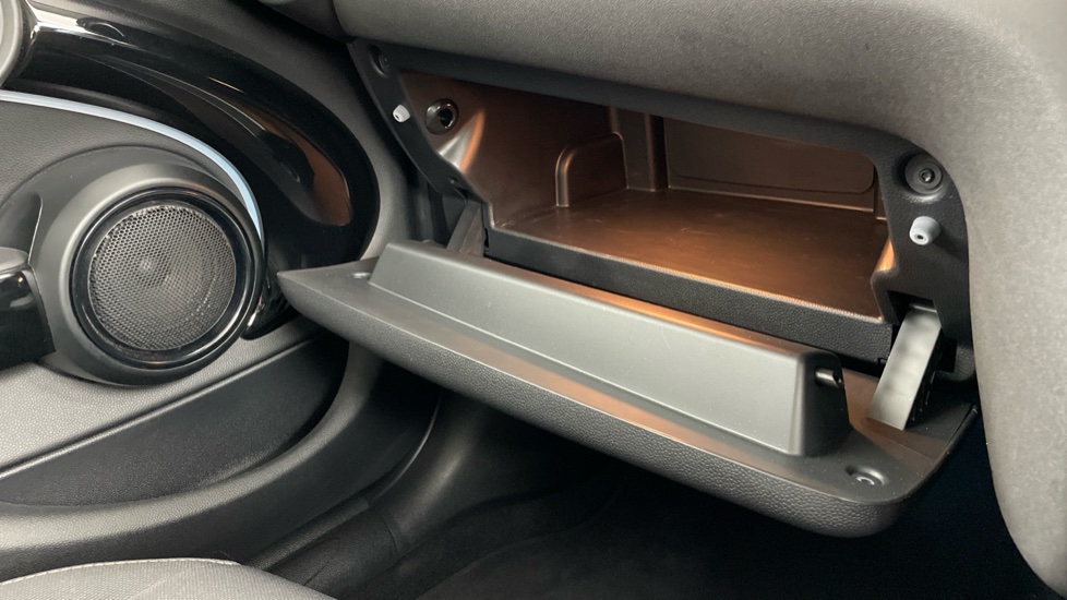 MINI Hatchback 1.5 Cooper Classic Premium 5dr Petrol Hatchback - Image 65