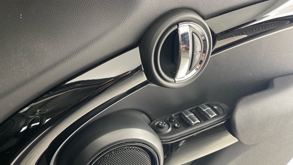 MINI Hatchback 1.5 Cooper Classic Premium 5dr Auto Petrol Hatchback - Image 20