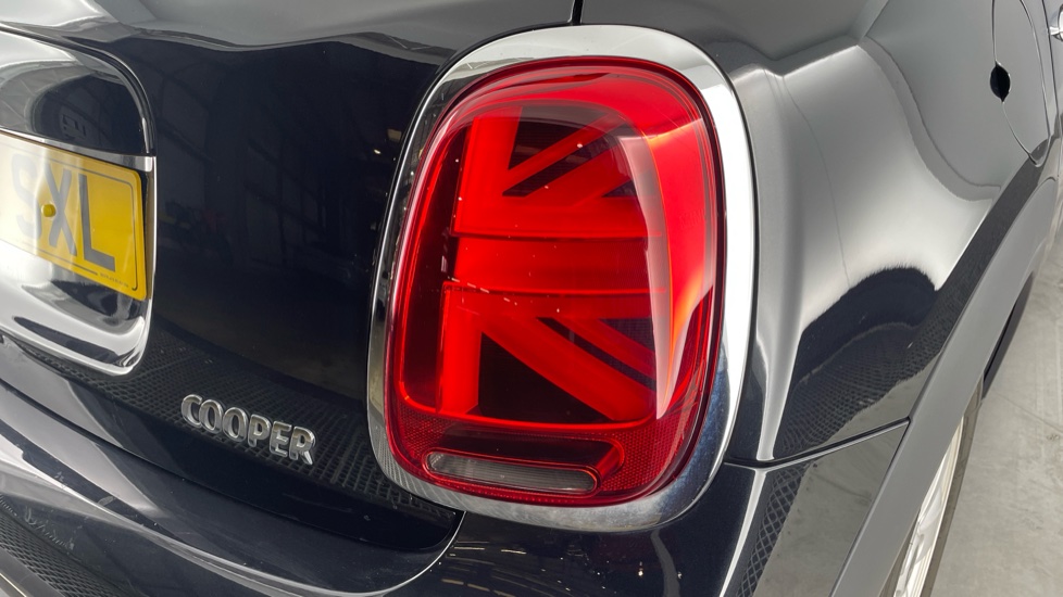 MINI Hatchback 1.5 Cooper Classic Premium 5dr Auto Petrol Hatchback - Image 22
