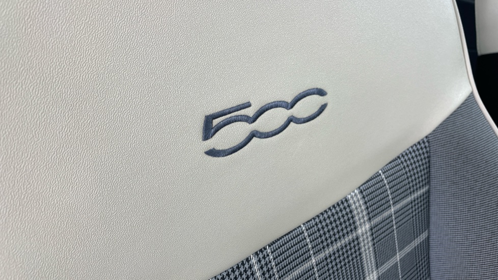 Fiat 500 1.2 Lounge 3dr Petrol Hatchback - Image 43