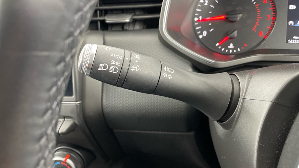 Renault Clio 1.0 TCe 100 Iconic 5dr Petrol Hatchback - Image 51