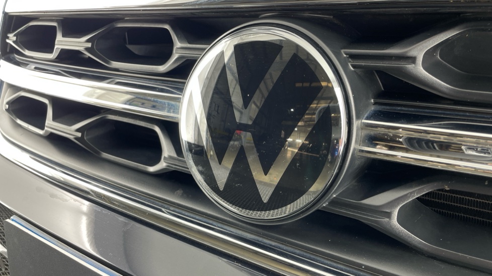 Volkswagen T-Roc 1.5 TSI R-Line 5dr DSG Petrol Hatchback - Image 24