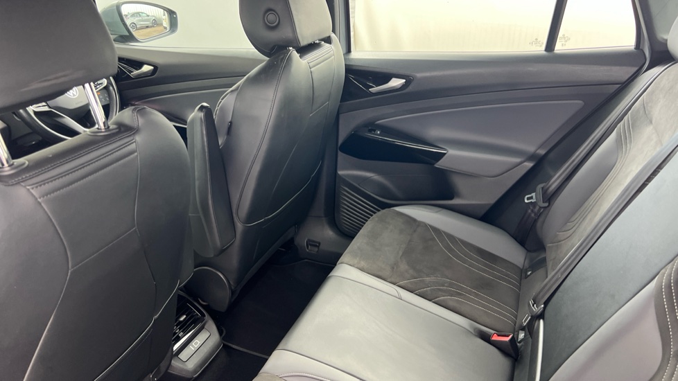 Volkswagen ID.4 125kW Life Pure Perform 52kWh 5dr Auto[110kW Ch] Electric Estate - Image 16
