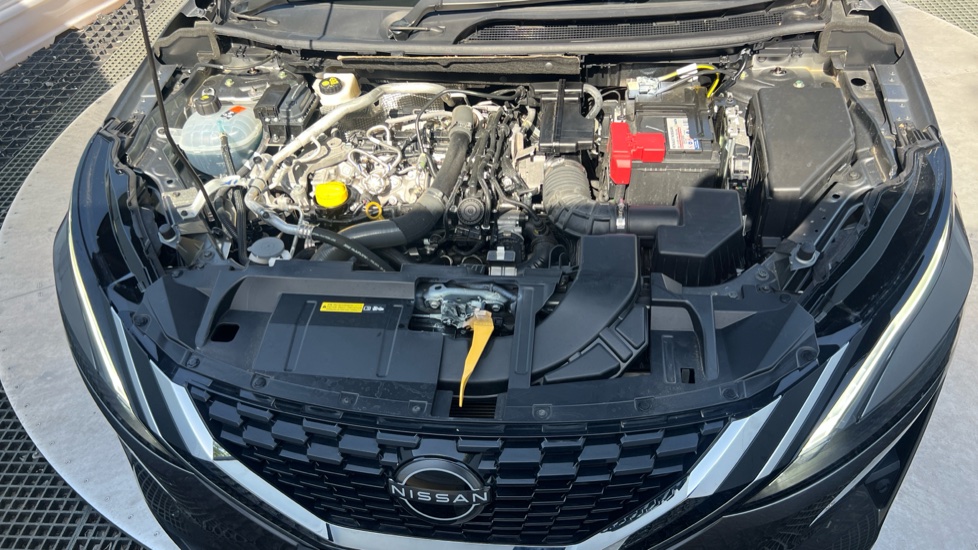 Nissan Qashqai 1.3 DiG-T MH N-Connecta 5dr Petrol Hatchback - Image 8