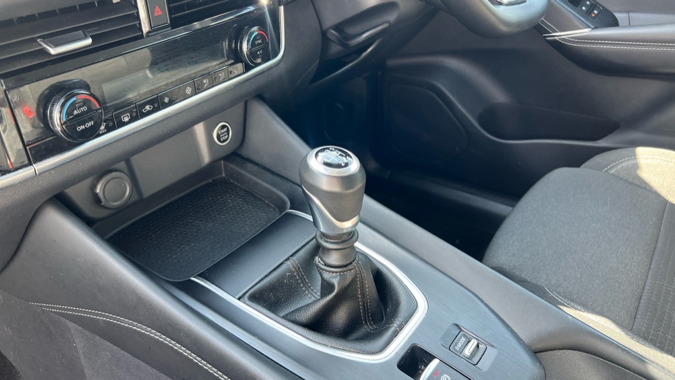Nissan Qashqai 1.3 DiG-T MH N-Connecta 5dr Petrol Hatchback - Image 13