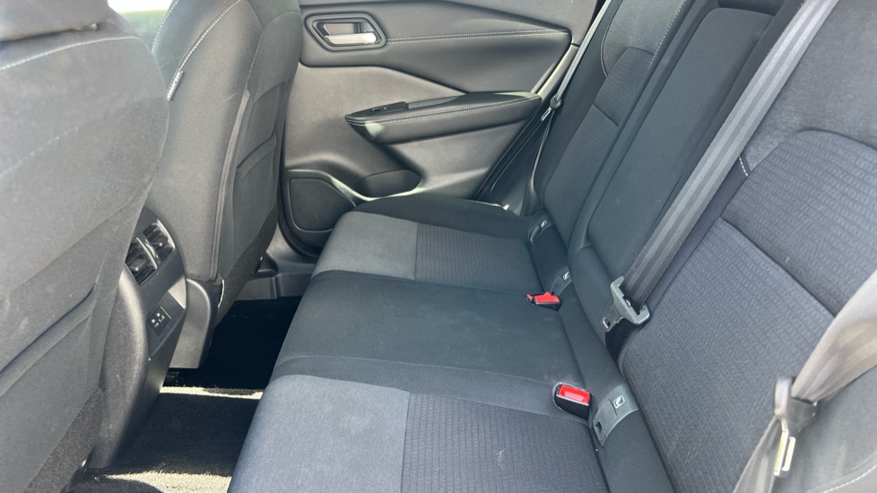 Nissan Qashqai 1.3 DiG-T MH N-Connecta 5dr Petrol Hatchback - Image 16