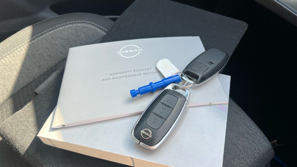 Nissan Qashqai 1.3 DiG-T MH N-Connecta 5dr Petrol Hatchback - Image 19