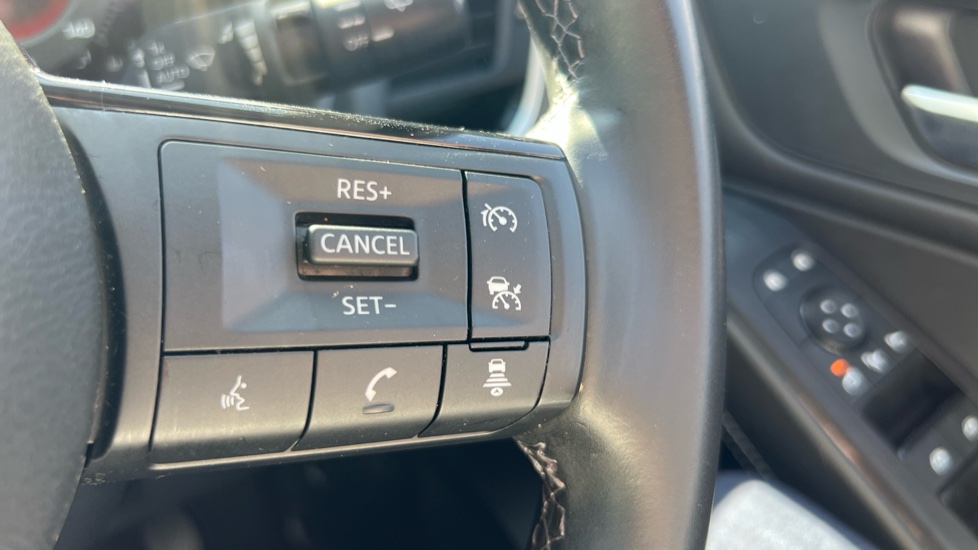 Nissan Qashqai 1.3 DiG-T MH N-Connecta 5dr Petrol Hatchback - Image 27
