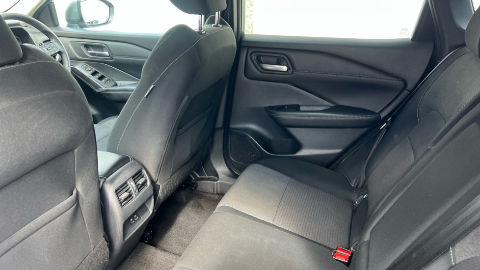Nissan Qashqai 1.3 DiG-T MH 158 N-Connecta 5dr Xtronic Petrol Hatchback - Image 16
