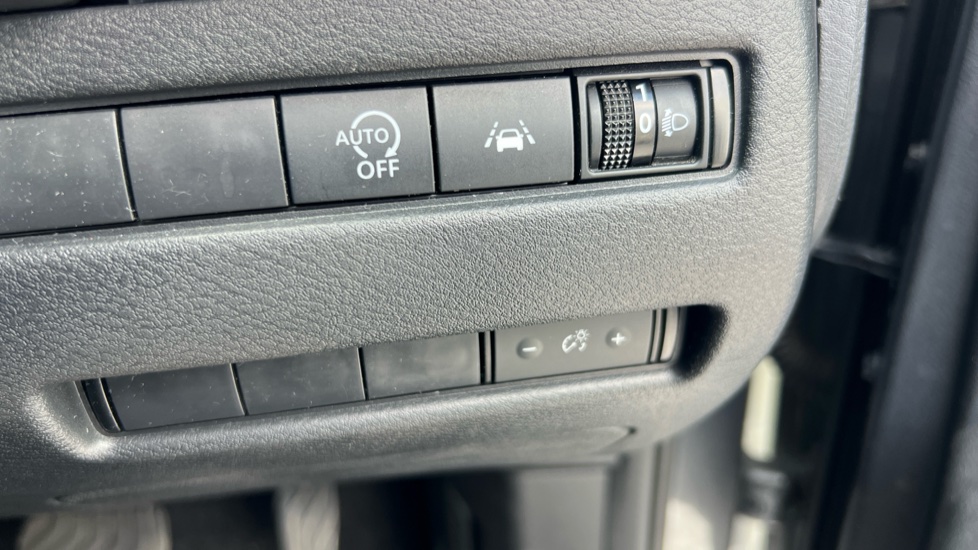 Nissan Qashqai 1.3 DiG-T MH 158 N-Connecta 5dr Xtronic Petrol Hatchback - Image 37