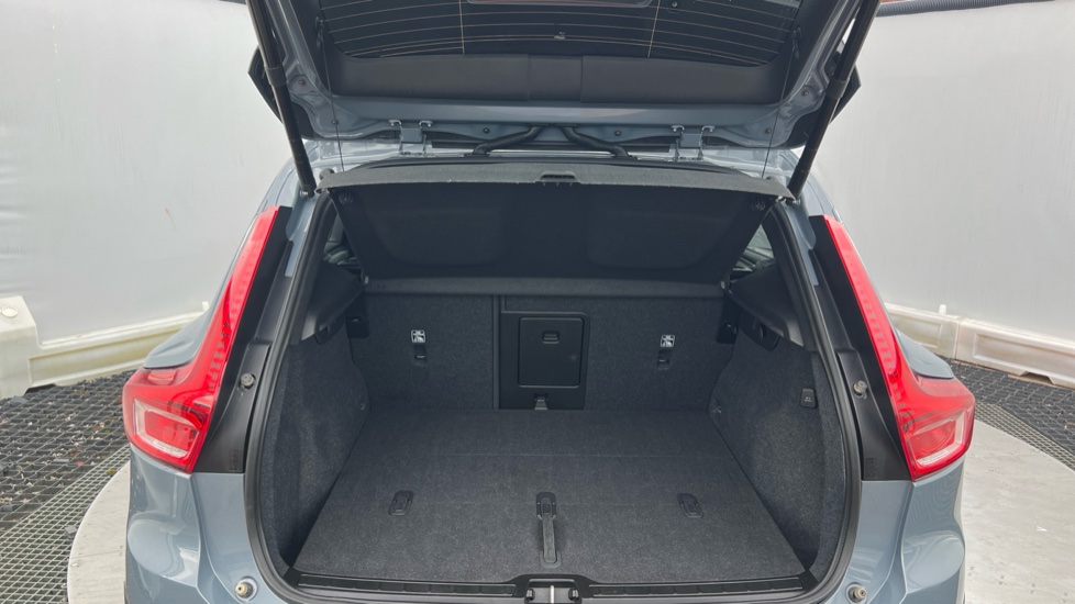 Volvo XC40 2.0 B4P Plus Dark 5dr AWD Auto Petrol Estate - Image 4
