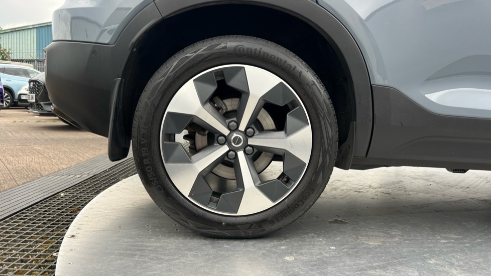Volvo XC40 2.0 B4P Plus Dark 5dr AWD Auto Petrol Estate - Image 7