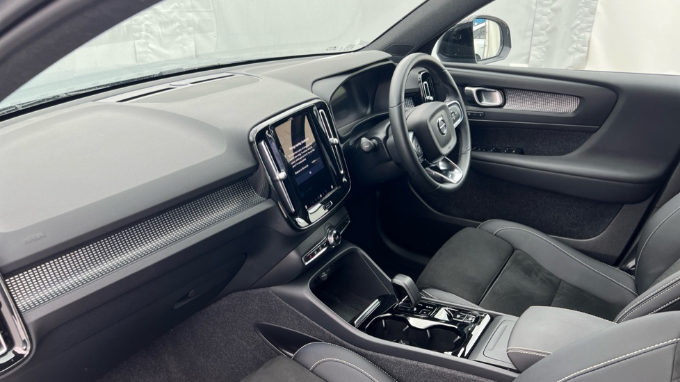 Volvo XC40 2.0 B4P Plus Dark 5dr AWD Auto Petrol Estate - Image 9