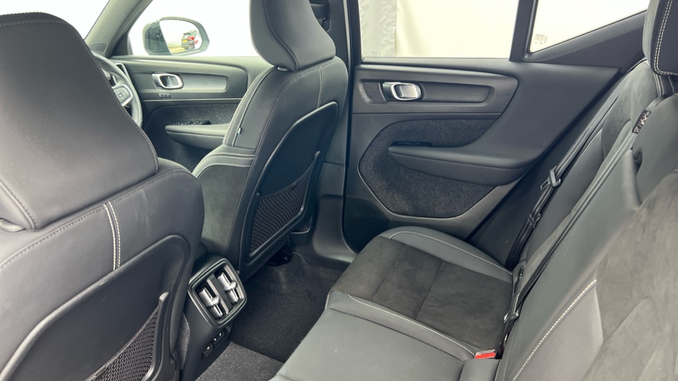 Volvo XC40 2.0 B4P Plus Dark 5dr AWD Auto Petrol Estate - Image 16