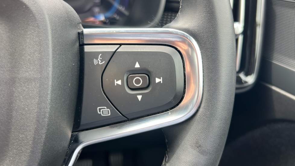 Volvo XC40 2.0 B4P Plus Dark 5dr AWD Auto Petrol Estate - Image 33